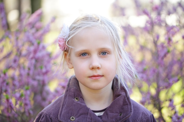 Hermosa niña en el parque