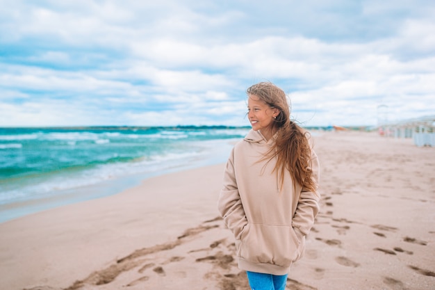 Hermosa niña en la playa