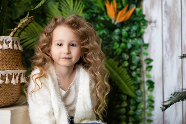 Hermosa niña posando