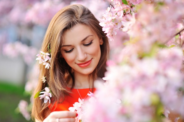 Hermosa niña de primavera con flores