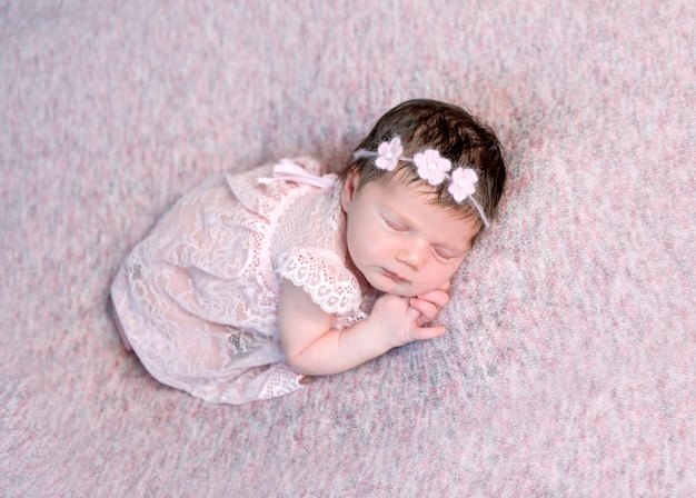 Hermosa niña recién nacida en vestido para dormir