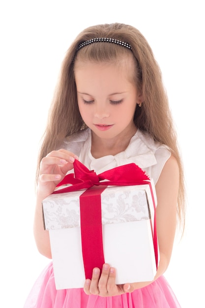 Hermosa niña con regalo aislado sobre fondo blanco.