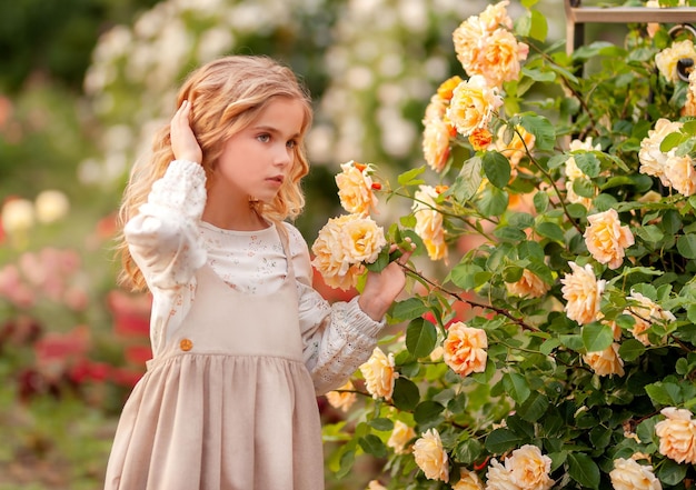 hermosa niña con rosas en el parque