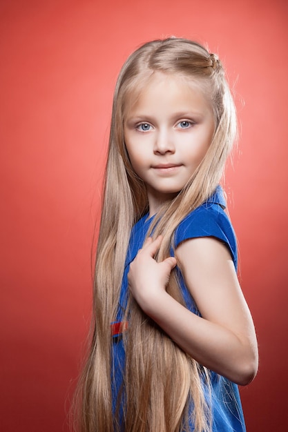 Una hermosa niña rubia con el pelo largo.