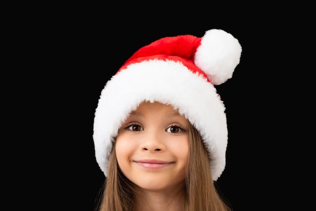 Hermosa niña con un sombrero de Navidad.