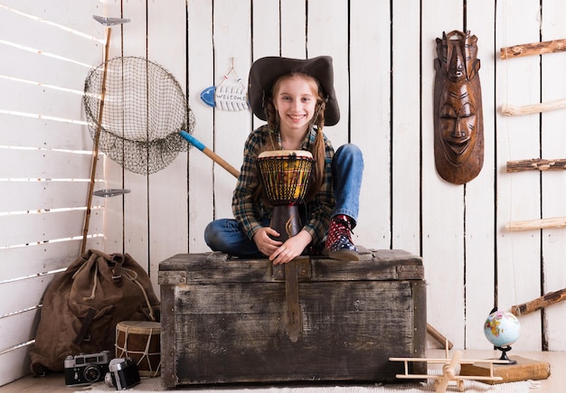 Hermosa niña con sombrero de vaquero con tambor