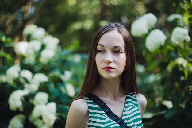 Hermosa niña soñadora Retrato romántico de una hermosa joven en el parque