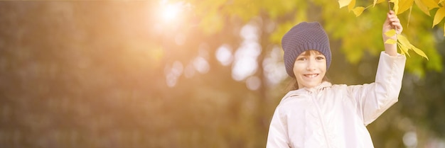 Hermosa niña sonriendo Mira la cámara Parque fuera de la casa Foto publicitaria Niño positivo después de la cuarentena Fin del bloqueo Copyspace