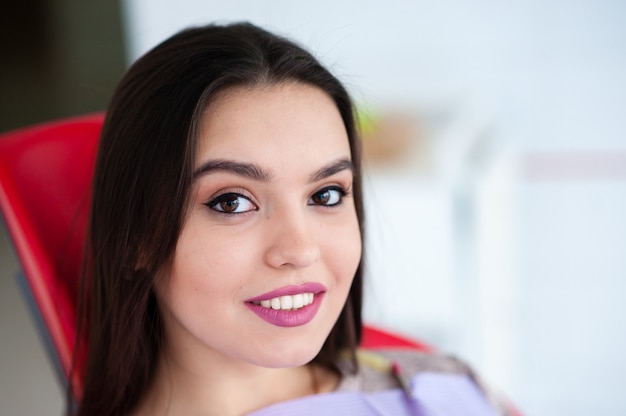 Hermosa niña sonriendo en odontología.