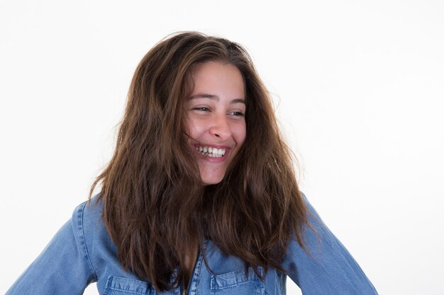 Foto hermosa niña sonriente aislada sobre blanco