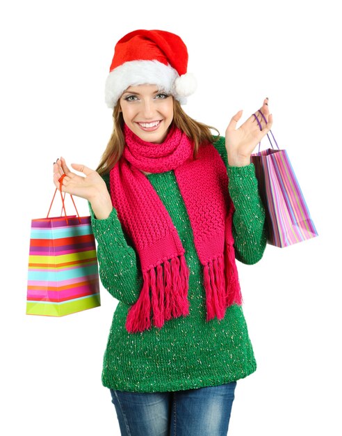 Hermosa niña sonriente con bolsas de regalo aislado en blanco