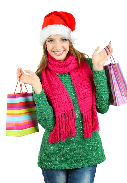 Hermosa niña sonriente con bolsas de regalo aislado en blanco