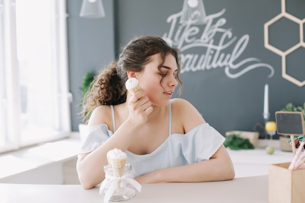 Una hermosa niña sonriente comiendo un helado