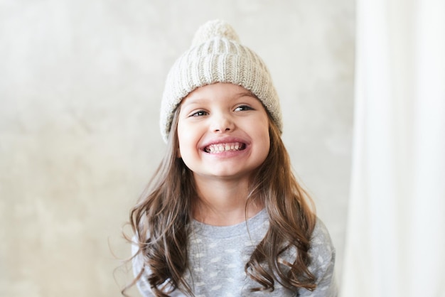 Hermosa niña sonriente en un gorro de punto