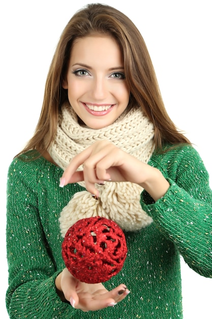 Hermosa niña sonriente con juguete de Navidad aislado en blanco