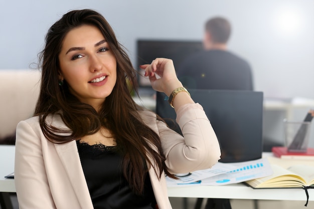 Hermosa niña sonriente en el lugar de trabajo