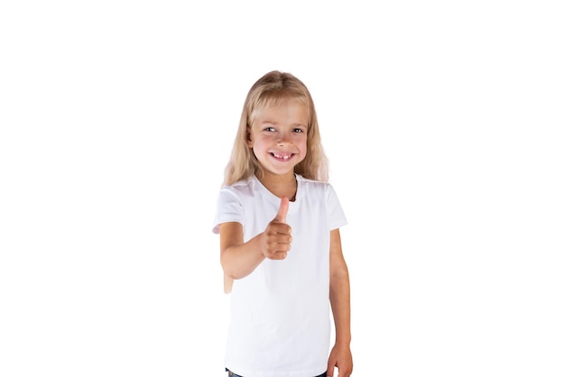 Hermosa niña sonriente sobre un fondo blanco