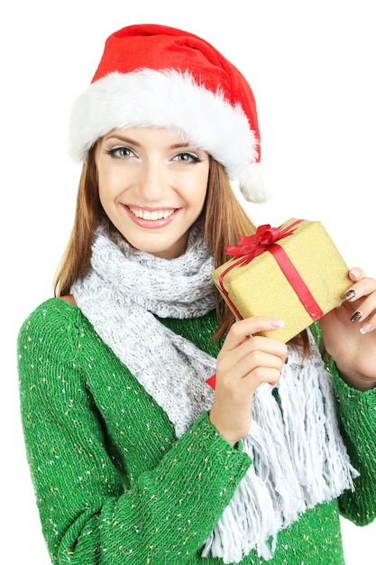 Hermosa niña sonriente con sombrero de año nuevo con regalo aislado en blanco