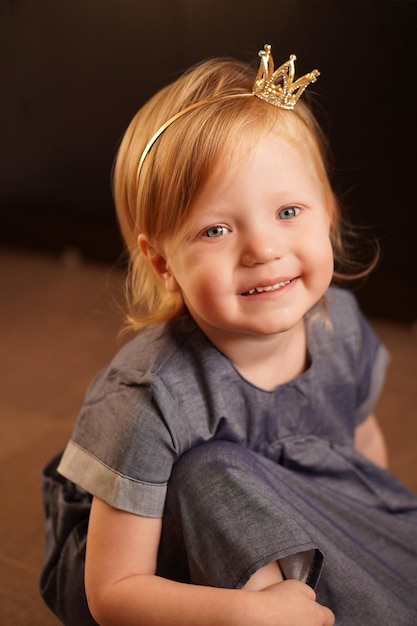 Foto hermosa niña sonriente