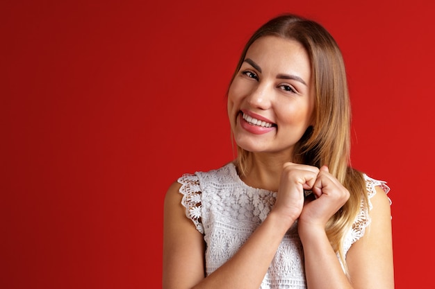 Hermosa niña sonriente