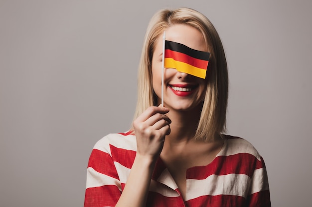 Hermosa niña sostiene la bandera alemana