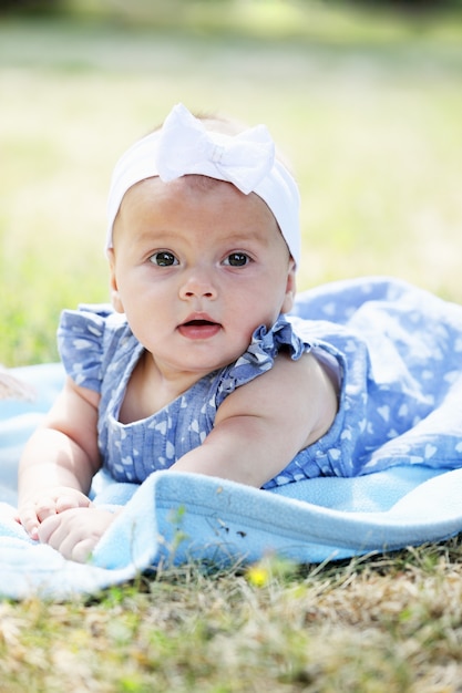 Hermosa niña tendida en la hierba