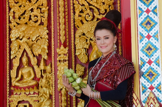 Hermosa niña en traje de identidad traje tradicional cultura de Tailandia