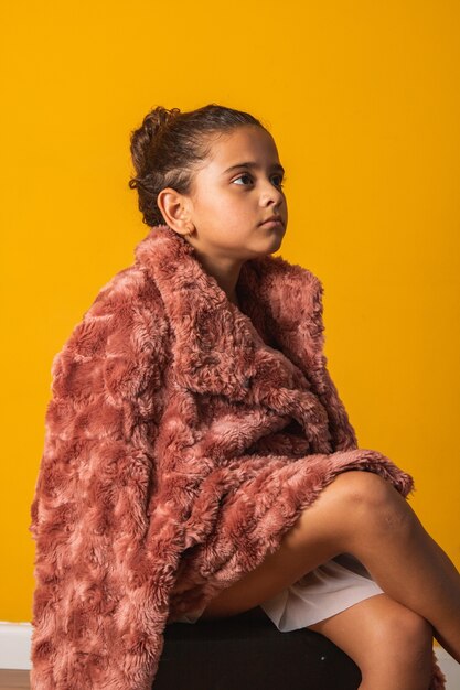 Hermosa niña en traje de invierno.