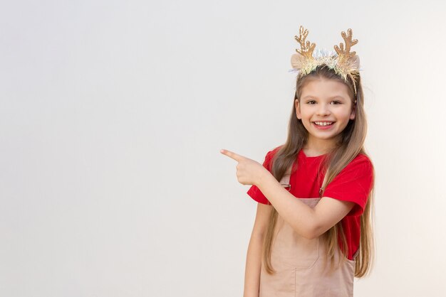 Una hermosa niña con un traje de Navidad está sonriendo.