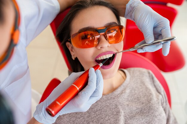 Foto hermosa niña trata los dientes