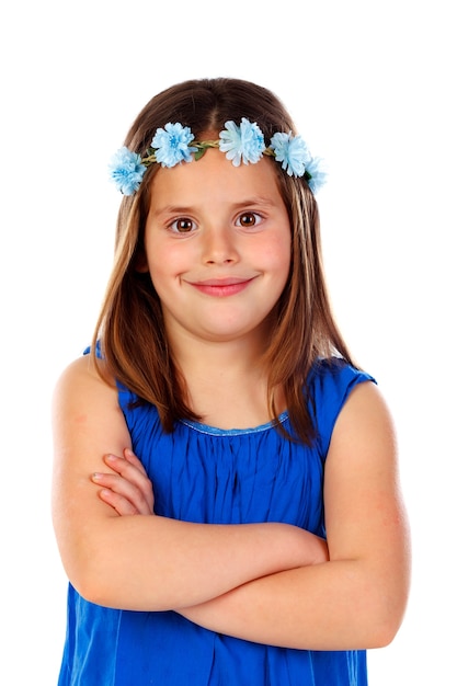 Foto hermosa niña con vestido azul y una corona de flores en la cabeza