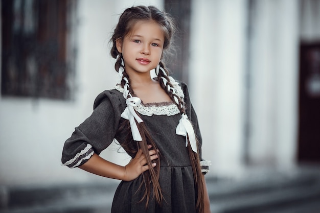 Hermosa niña con un vestido viejo