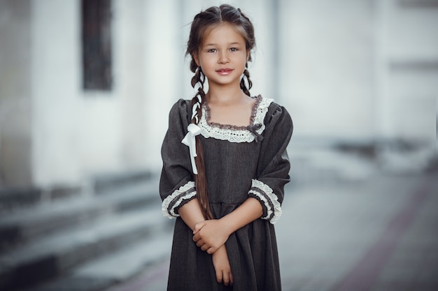 Hermosa niña con un vestido viejo