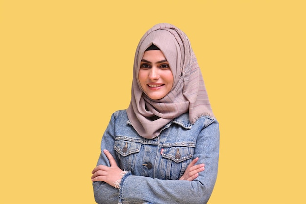 Hermosa niña vistiendo hijab con chaqueta de mezclilla sonriendo posando en la cámara modelo paquistaní indio