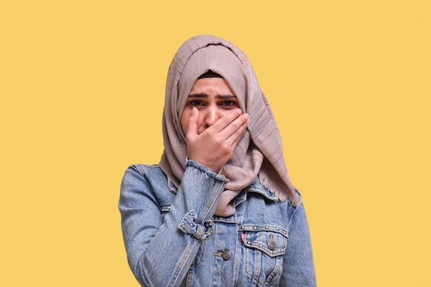 Hermosa niña vistiendo hijab con jeans llorando modelo paquistaní indio