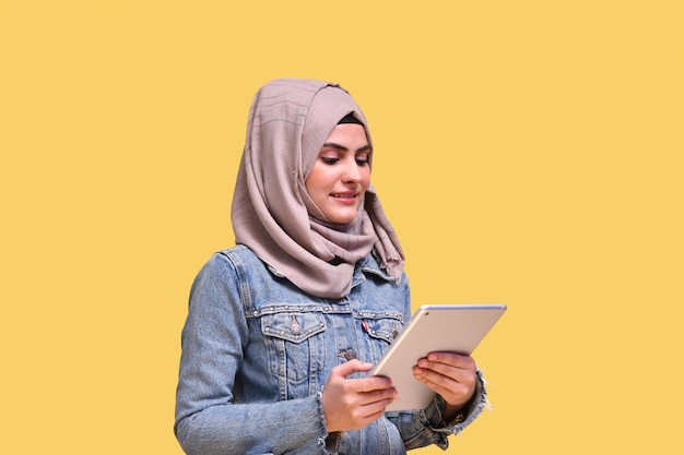 Hermosa niña vistiendo hijab con jeans usando tab inidan modelo paquistaní