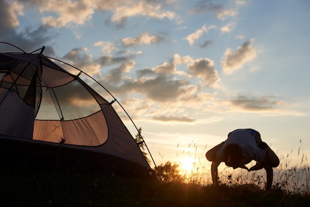 Hermosa noche acampando al amanecer