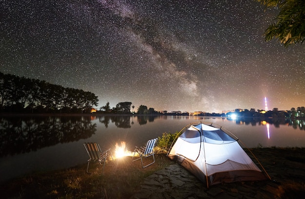 Hermosa noche acampando bajo cielo estrellado