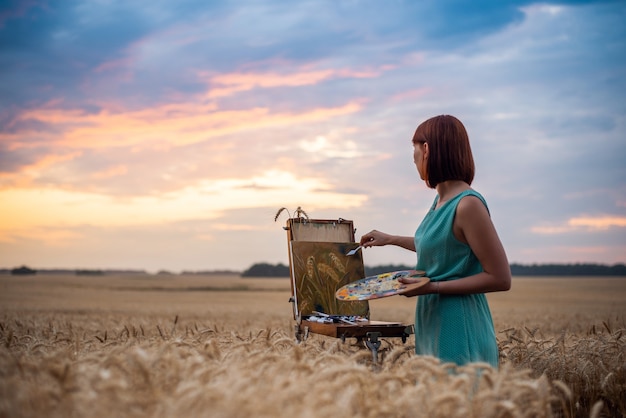 Hermosa noche en el campo de centeno maduro y pintura de artista inspirada