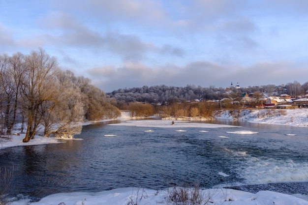 Hermosa noche de invierno en la antigua ciudad rusa de Zaraysk, a orillas del río Osetr