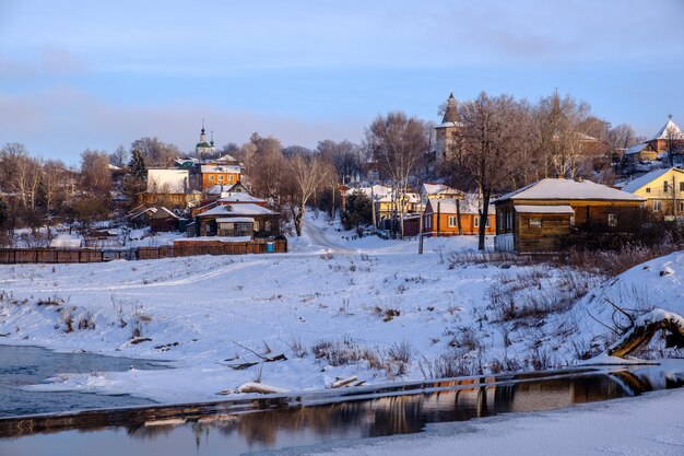 Hermosa noche de invierno en la antigua ciudad rusa de Zaraysk, a orillas del río Osetr