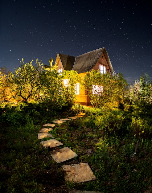 Hermosa noche de verano con casita