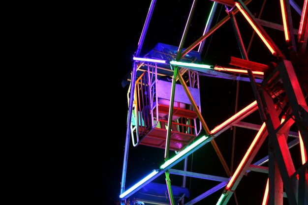 Hermosa de la noria en la noche de la feria del templo