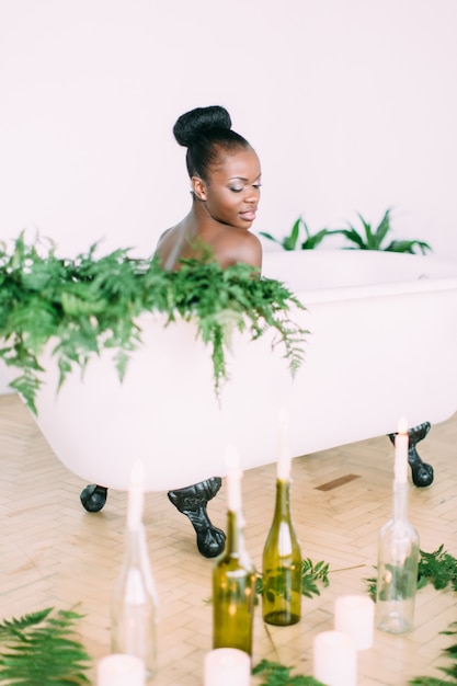 Hermosa novia afroamericana en baño decorado