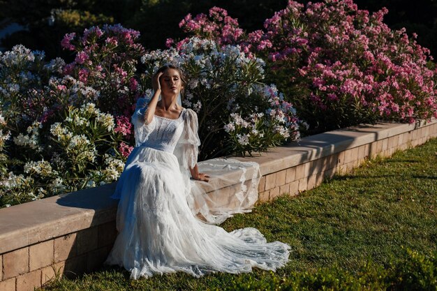 Hermosa novia al aire libre novia del día de la boda con maquillaje y peinado