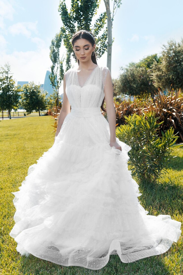 Foto hermosa novia al aire libre novia con maquillaje y peinado de boda día de la boda