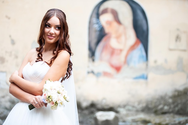 Hermosa novia antes de la boda al aire libre