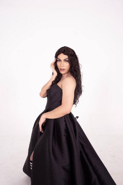 Una hermosa novia asiática con un vestido de novia negro posa