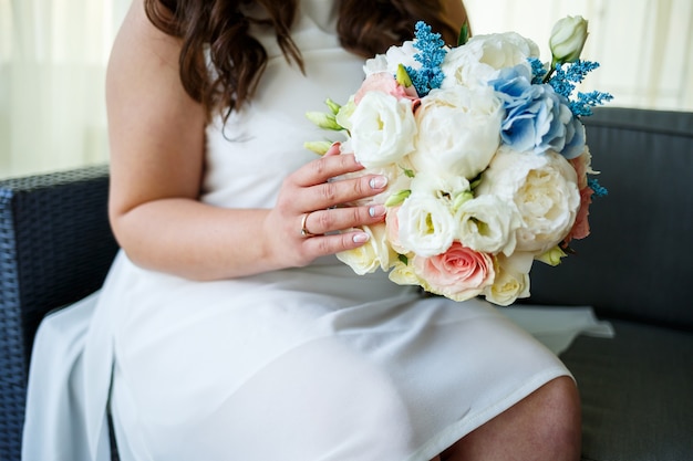 Hermosa novia con una bata blanca en el día de la boda