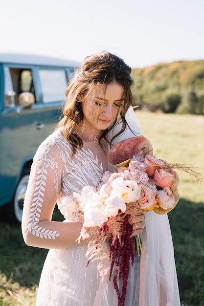 Hermosa novia con bouqet de boda